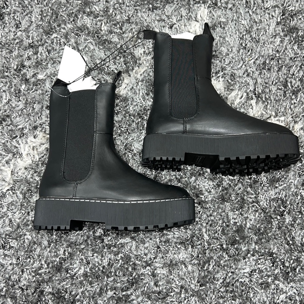 H&M Women boot size 6 US
